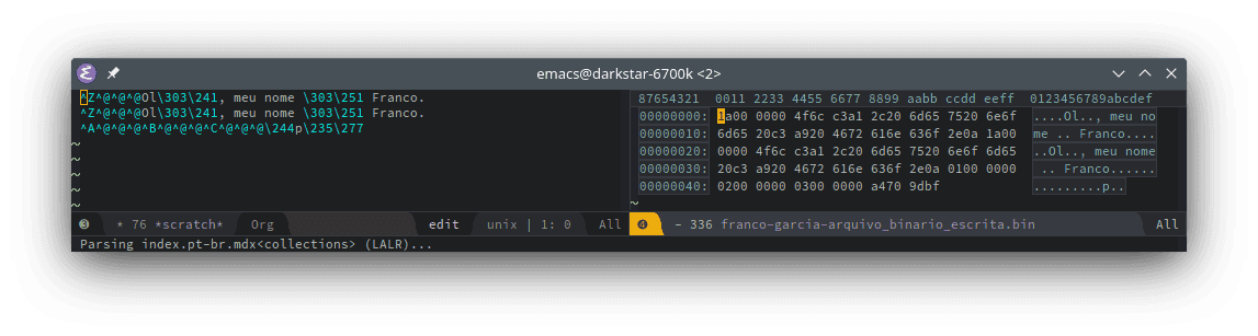 Arquivo binário `franco-garcia-arquivo_binario_escrita.bin` aberto como arquivo texto (na parte esquerda da imagem) e em inspeção em modo hexadecimal (na parte direita da imagem) no editor de texto GNU Emacs. A imagem da esquerda apresenta vários valores que não são caracteres, escritos como valores de escape. A imagem da direita apresenta valores corretos para caracteres ASCII (ou seja, caracteres não acentuados).