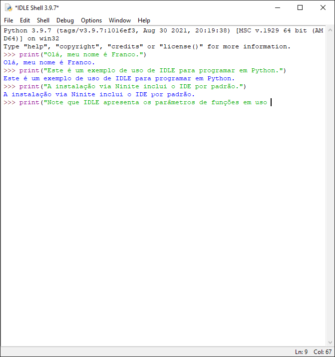 Exemplo de uso de IDLE, com a escrita e impressão de mensagens usando `print()`.