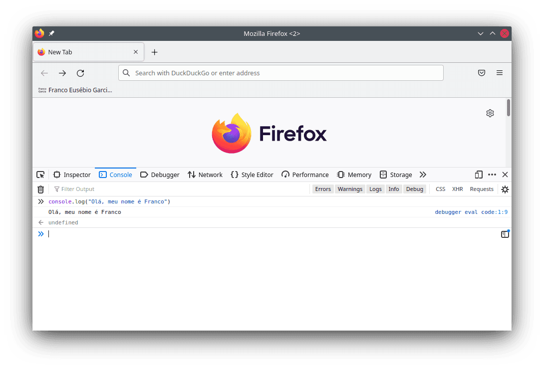 O terminal embutido no navegador de Internet Mozilla Firefox. Na imagem, exibe-se a saída resultante da execução da linha de código `console.log(\"Olá, meu nome é Franco\")`, que diz: \"Olá, meu nome é Franco\".